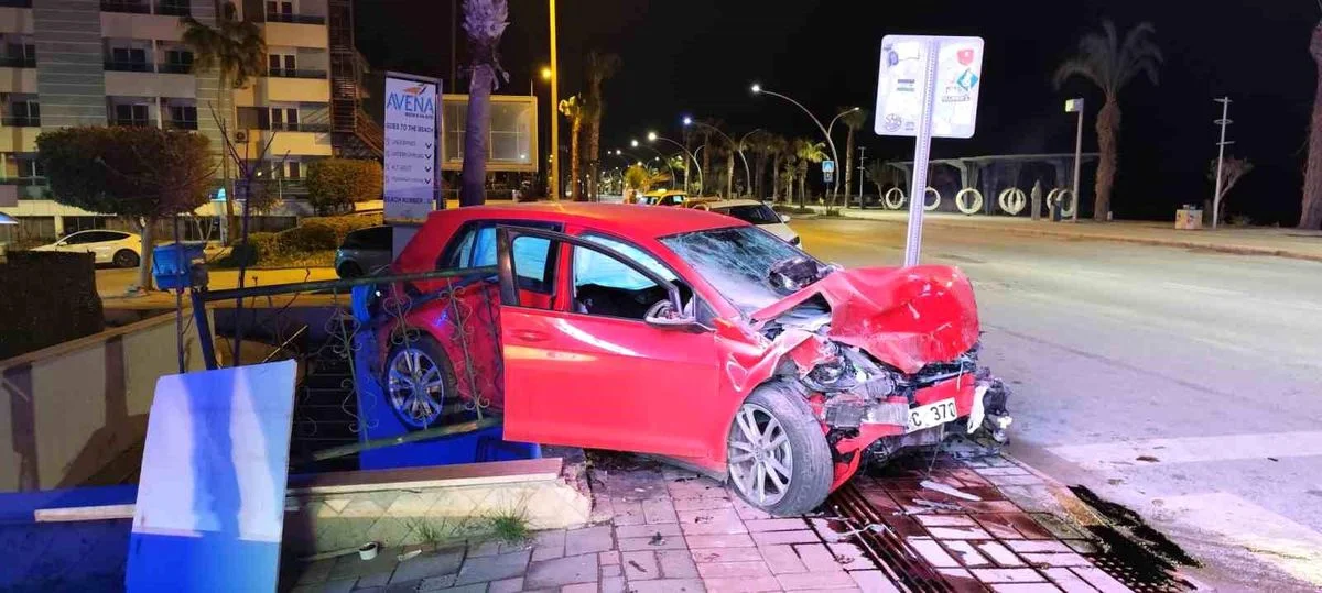 Alanya'da iki otomobil çarpıştı: 3 yaralı