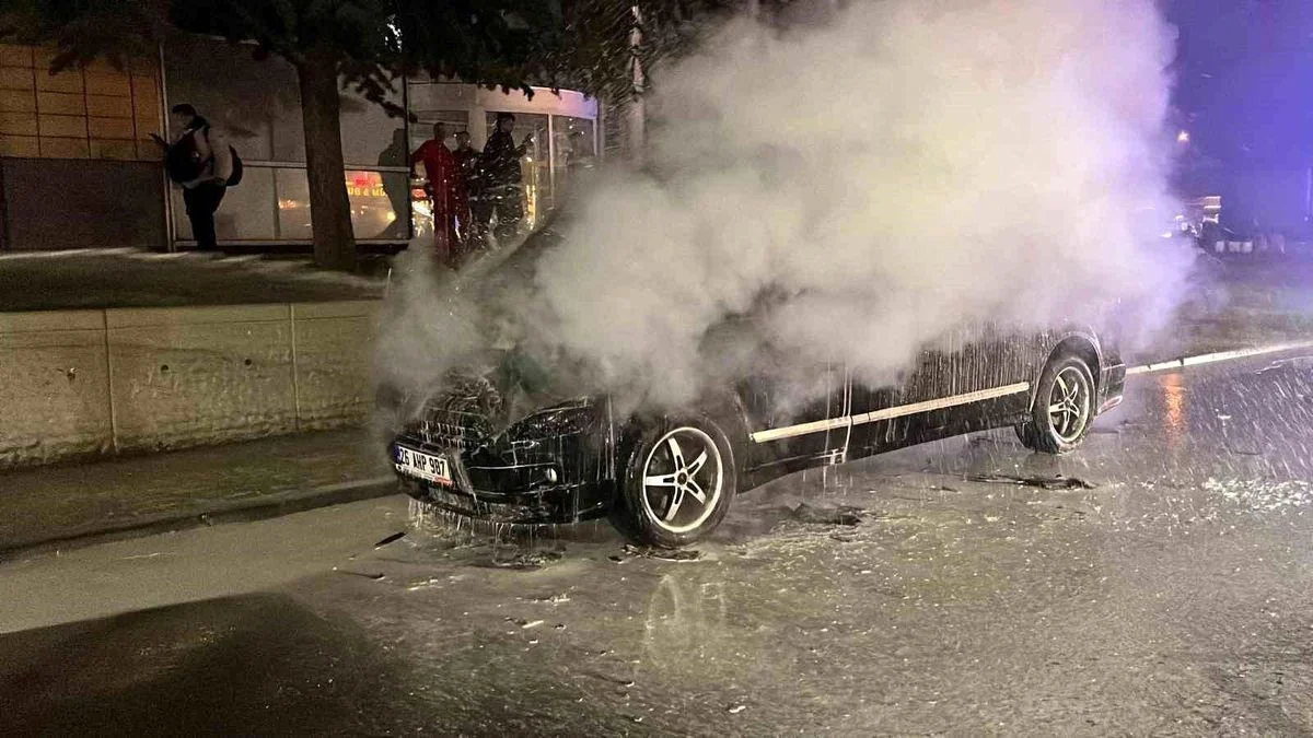 Eskişehir'in merkezinde yanan minibüs, paniğe neden oldu