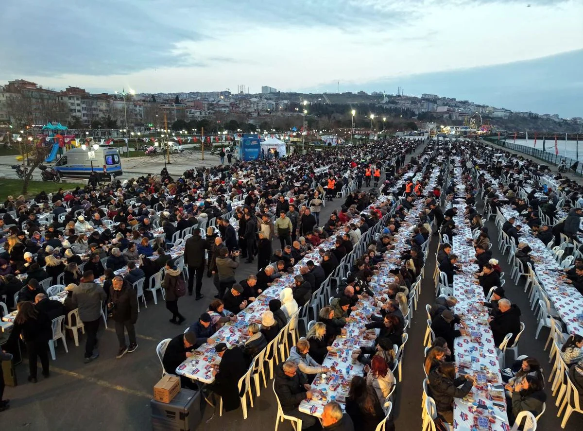 Tekirdağ'da 8 Bin Kişi Sahilde İftar Yaptı