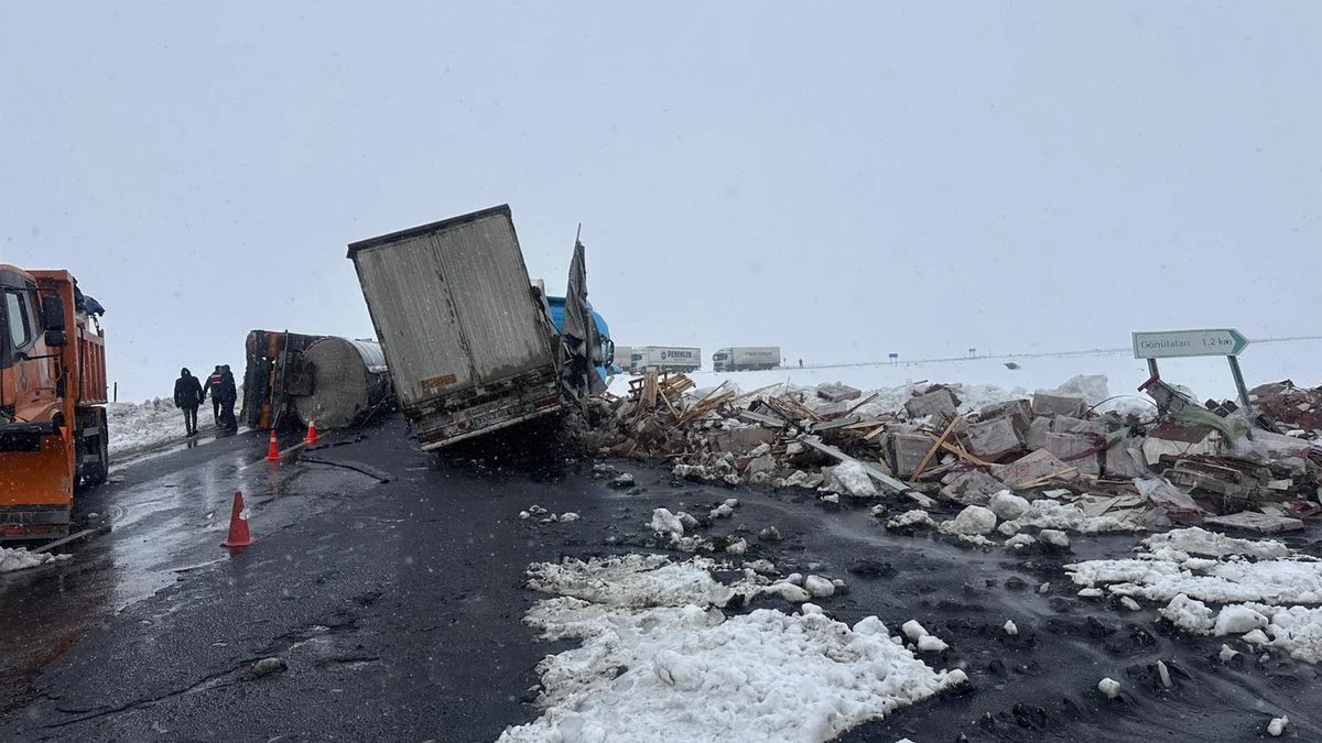 Devrilen zift yüklü tankere, TIR çarptı: 2 yaralı