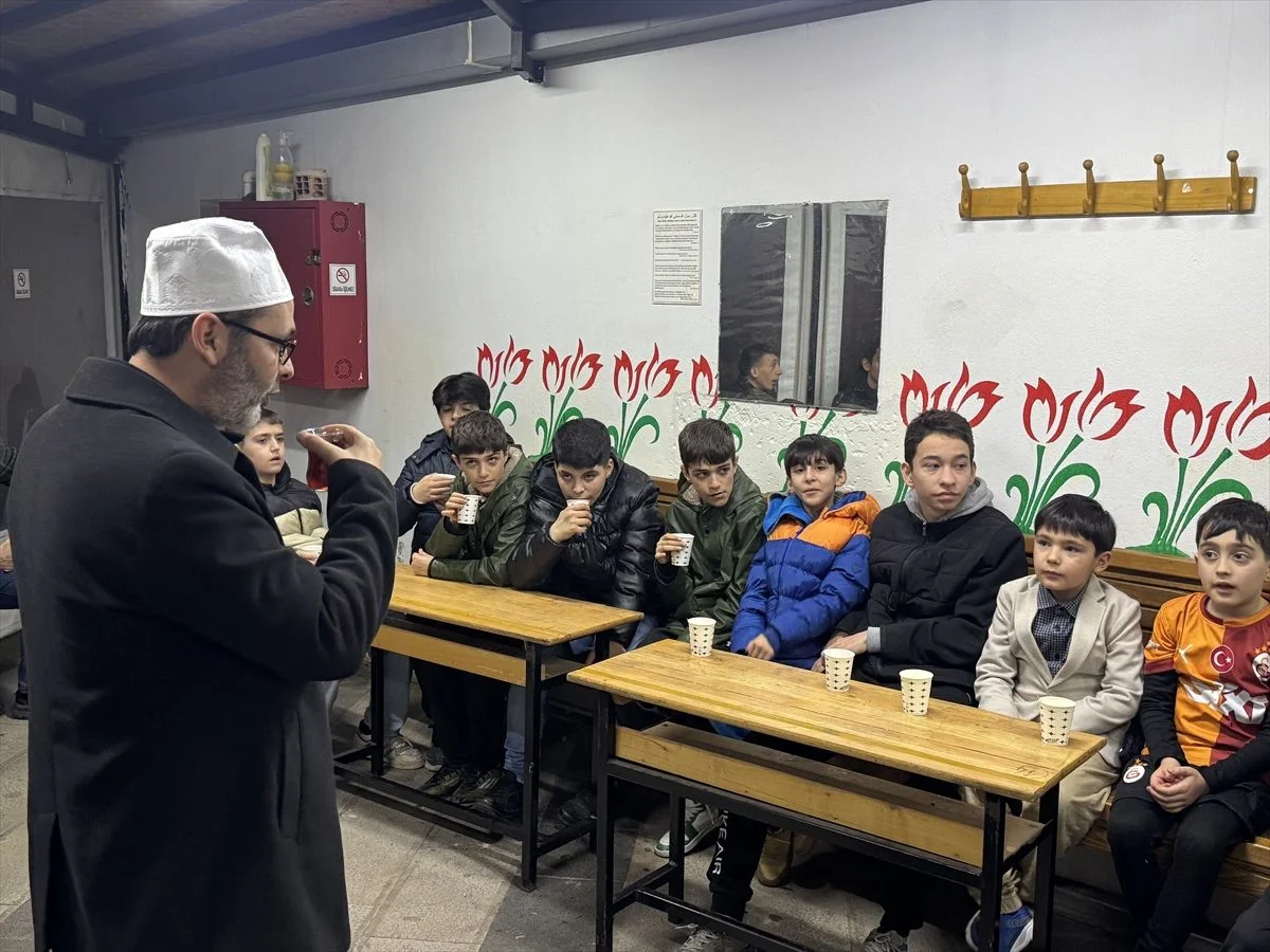 Pendik'te camide "soba başı muhabbetleri"yle gençlere güvenli ortam sunuluyor
