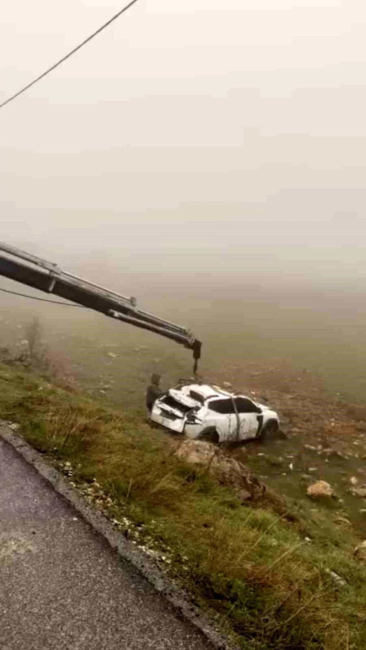 Mardin'de yol kenarına devrilen otomobilin sürücüsü yaralandı