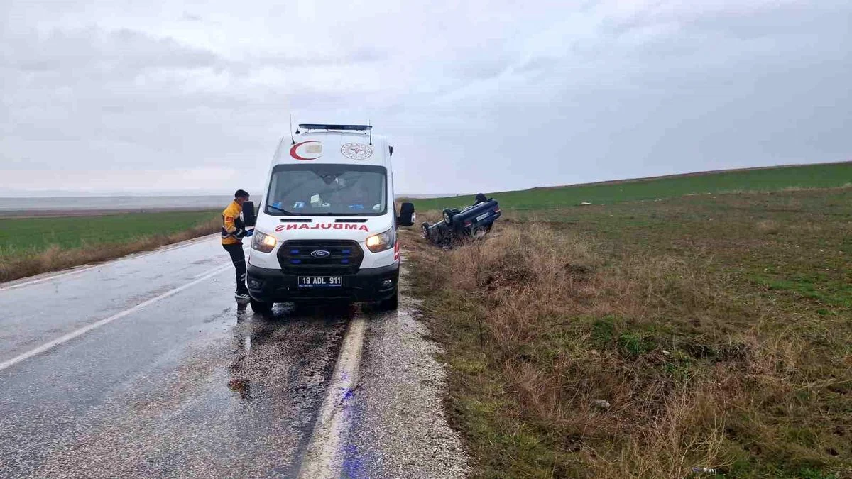 Çorum'da kayganlaşan yolda otomobil şarampole devrildi: 1 yaralı