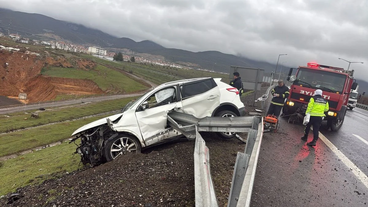 Nurdağı'nda Otomobil Bariyere Çarptı: 1 Ölü, 2 Yaralı