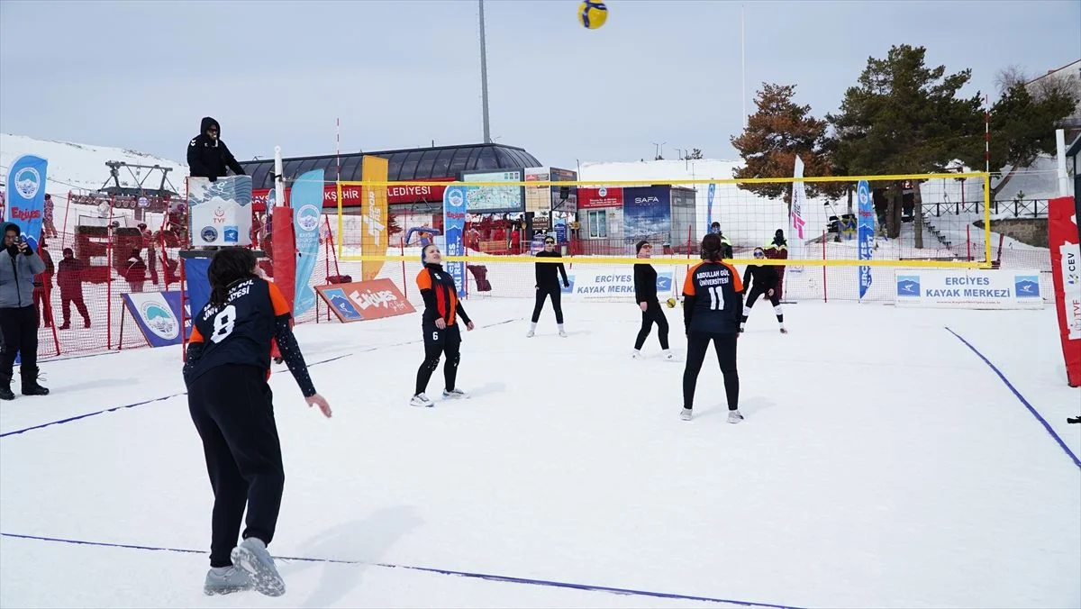 Erciyes'te Kar Voleybolu Turnuvası düzenlendi