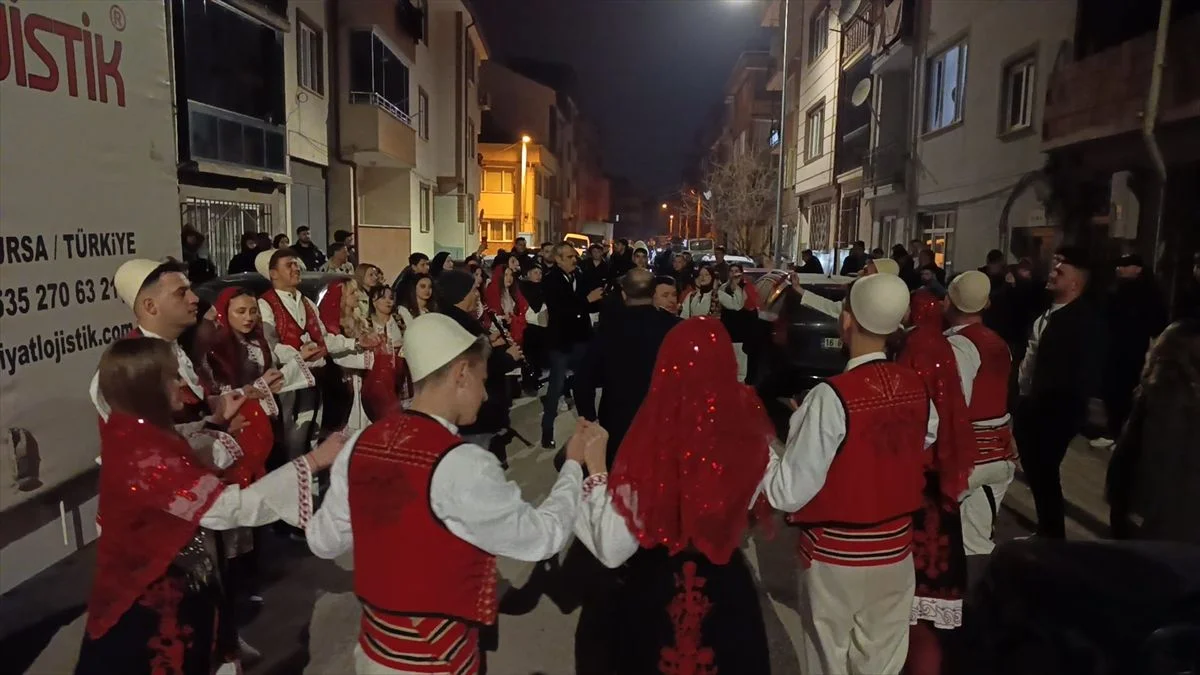 Bursa'da vatandaşları Rumeli ezgileriyle sahura uyandırdılar