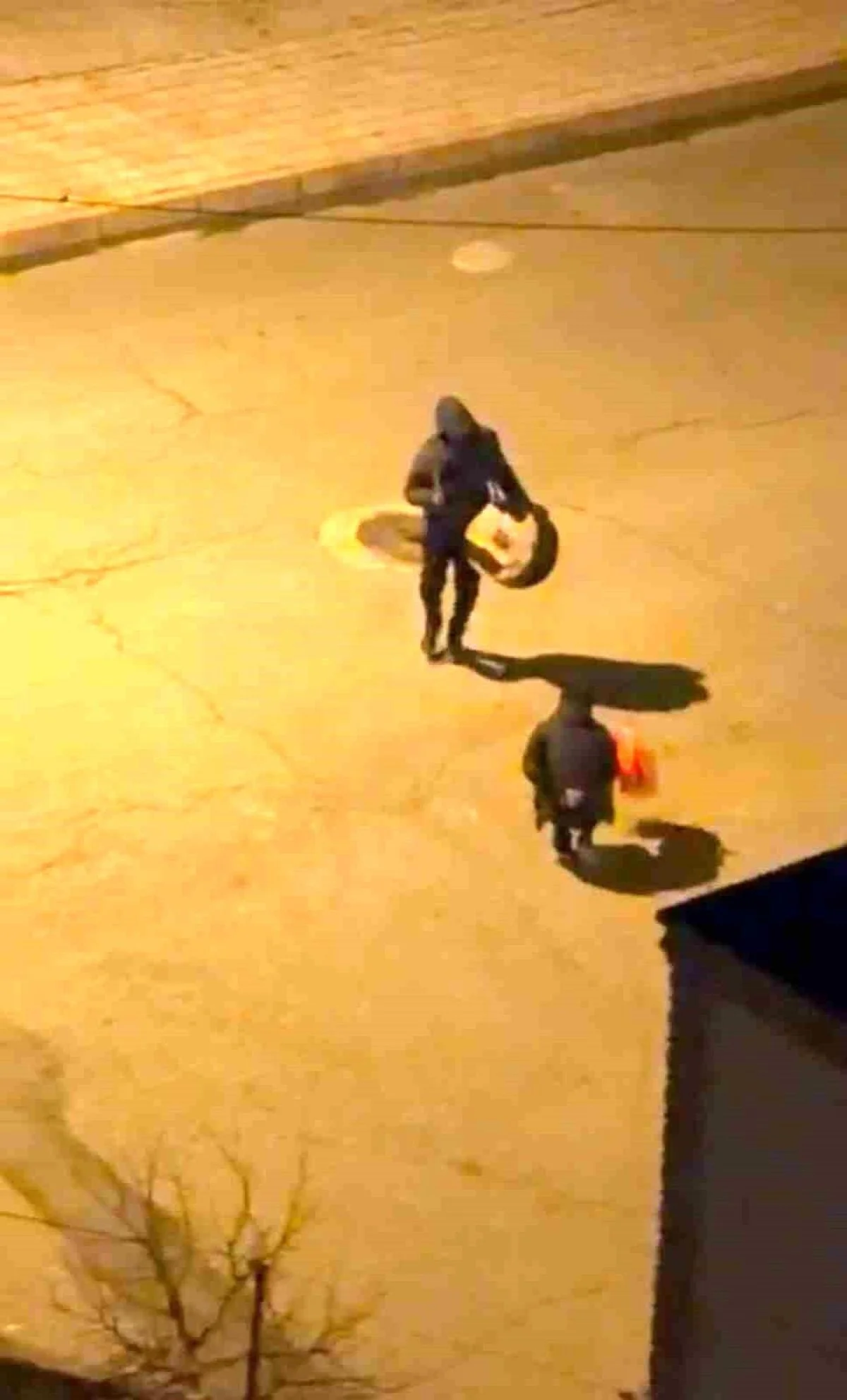 Kurtalan'da sahur için çalınan davula tek başına halay çekti