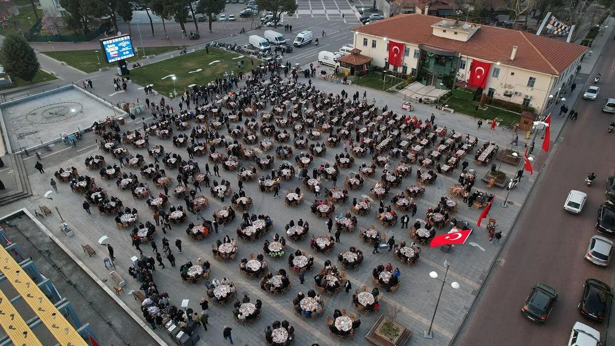 Kasapoğlu ve Vali Özkan vatandaşlarla iftarda buluştu