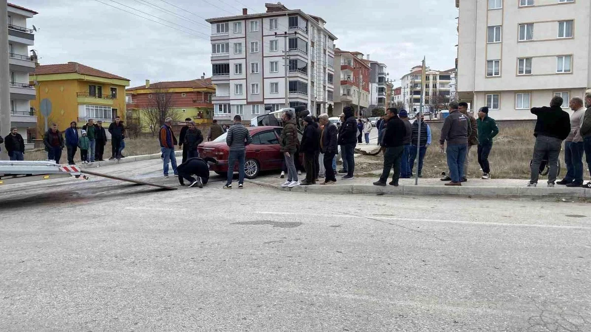 Çorum'da minibüs ile otomobil çarpıştı: 5 yaralı