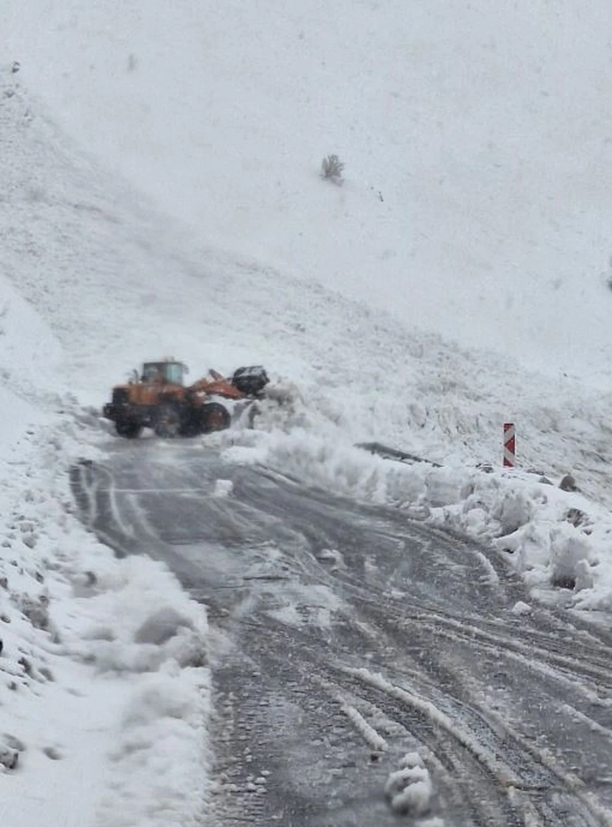 Hakkari'de yolcu otobüsü çığ altında mahsur kaldı