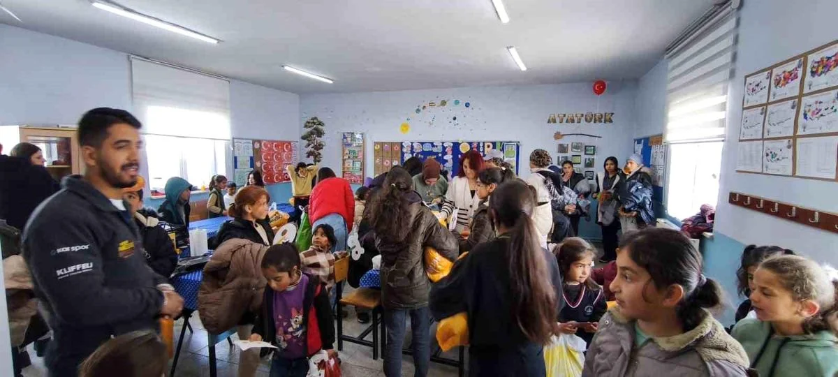 Kar tünellerinden geçerek zorlu yolları aştılar, kış şartlarında 2 bin 700 rakımlı köyde minik yürekleri ısıttılar