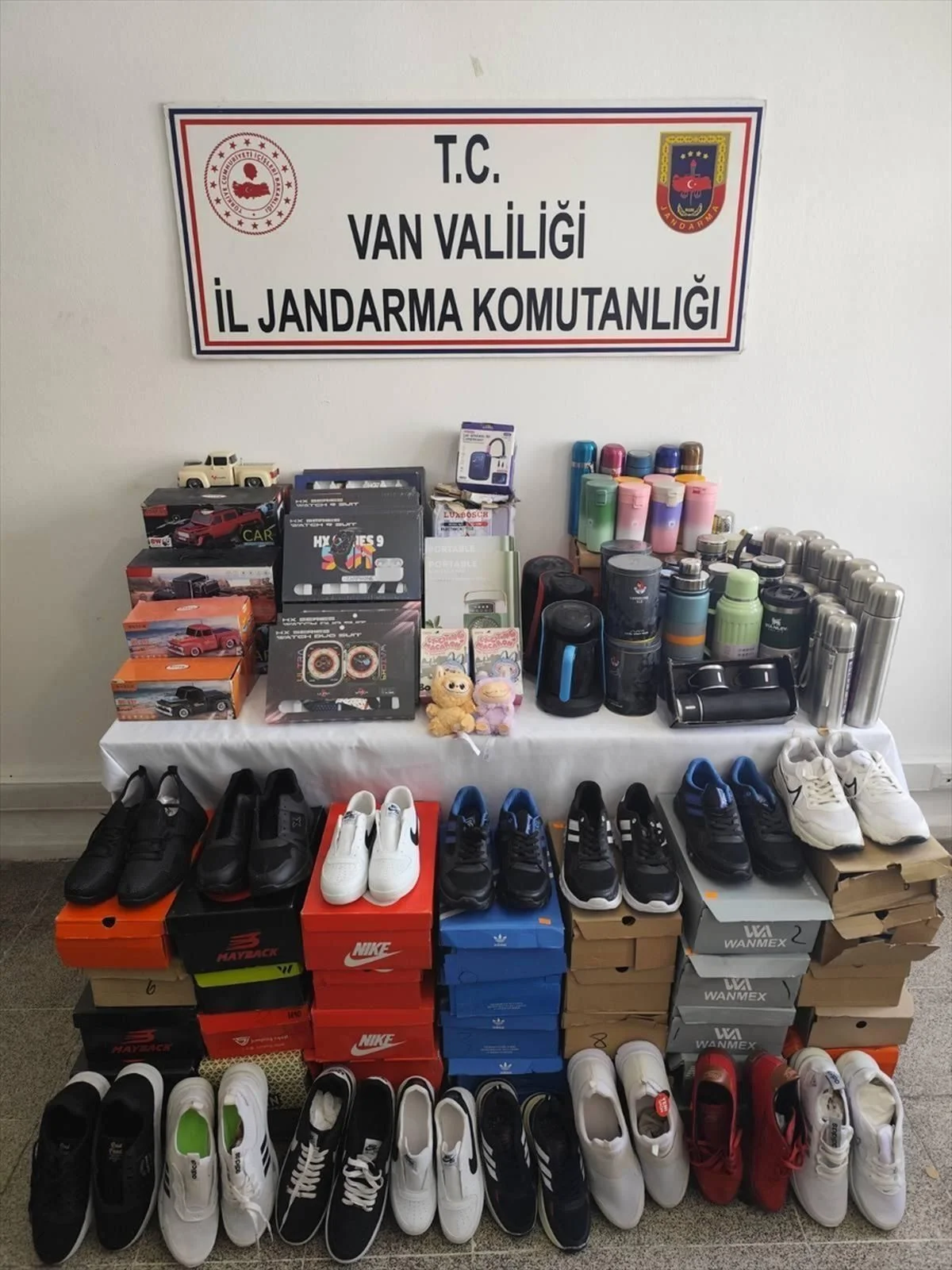 Van'da gümrük kaçağı malzemeler ele geçirildi